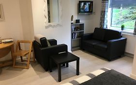 Spacious Ground Floor Studio Flat - Easy Access To Stansted Airport, London And Cambridge