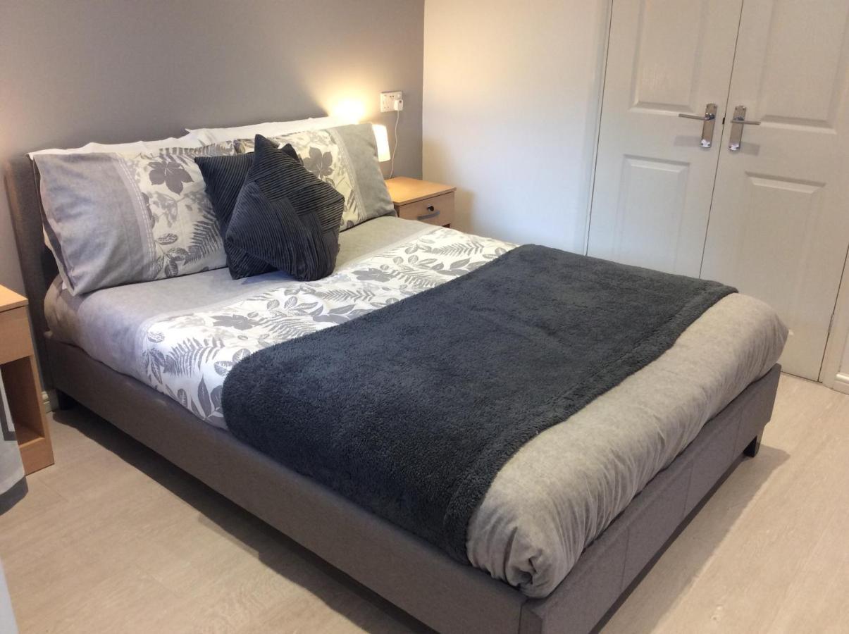 Spacious Ground Floor Studio Flat - Easy Access To Stansted Airport, London And Cambridge Apartment Bishop's Stortford Exterior photo