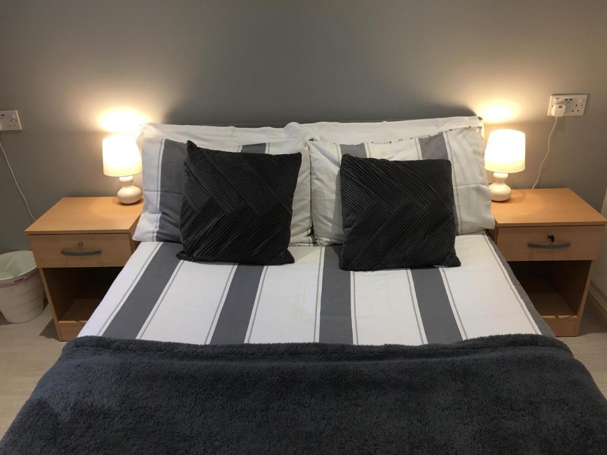 Spacious Ground Floor Studio Flat - Easy Access To Stansted Airport, London And Cambridge Apartment Bishop's Stortford Exterior photo