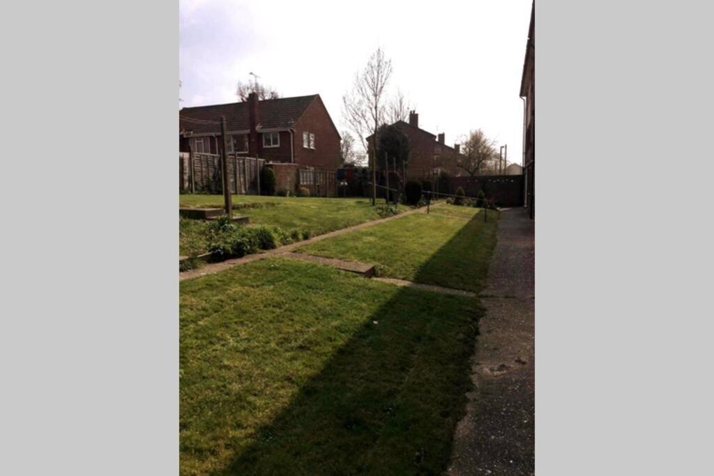 Spacious Ground Floor Studio Flat - Easy Access To Stansted Airport, London And Cambridge Apartment Bishop's Stortford Exterior photo