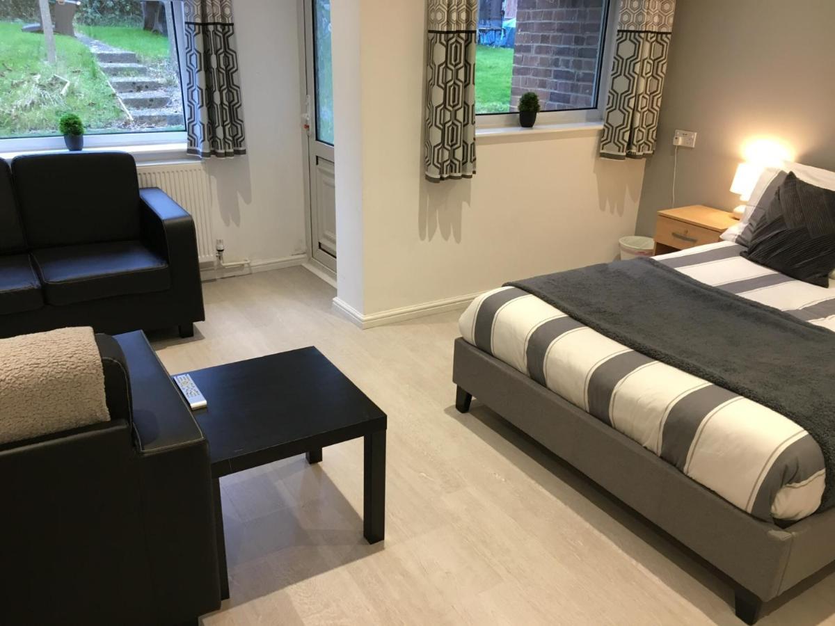 Spacious Ground Floor Studio Flat - Easy Access To Stansted Airport, London And Cambridge Apartment Bishop's Stortford Exterior photo