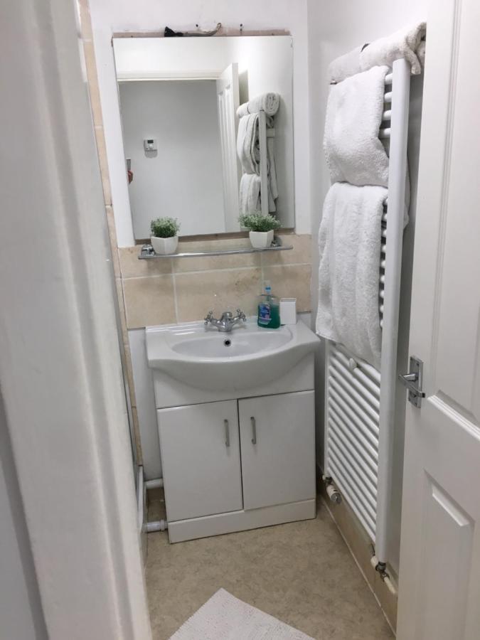 Spacious Ground Floor Studio Flat - Easy Access To Stansted Airport, London And Cambridge Apartment Bishop's Stortford Exterior photo