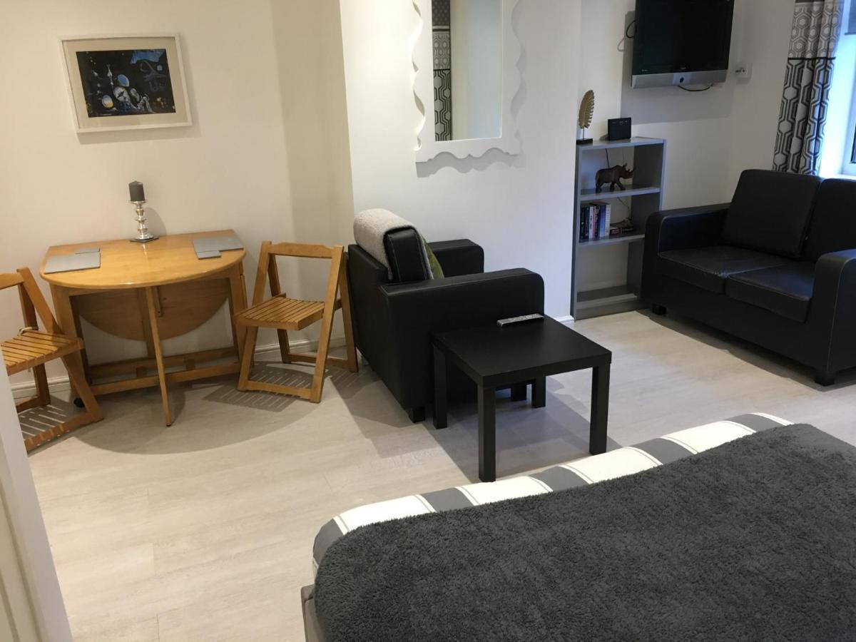 Spacious Ground Floor Studio Flat - Easy Access To Stansted Airport, London And Cambridge Apartment Bishop's Stortford Exterior photo