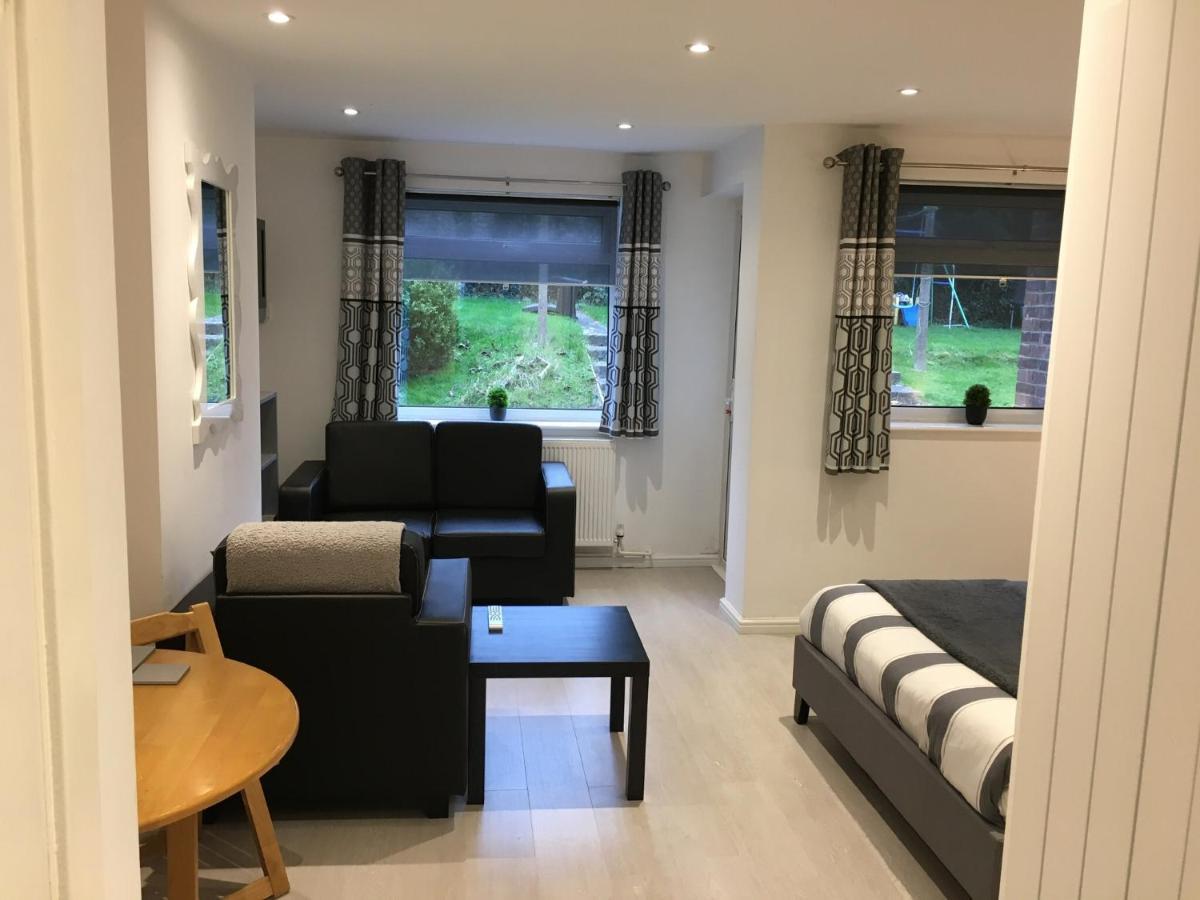 Spacious Ground Floor Studio Flat - Easy Access To Stansted Airport, London And Cambridge Apartment Bishop's Stortford Exterior photo