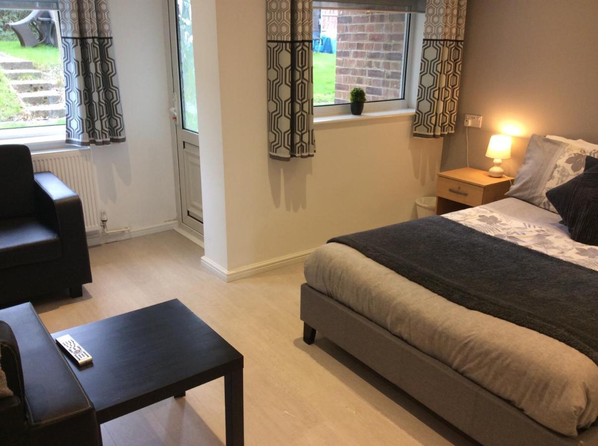 Spacious Ground Floor Studio Flat - Easy Access To Stansted Airport, London And Cambridge Apartment Bishop's Stortford Exterior photo