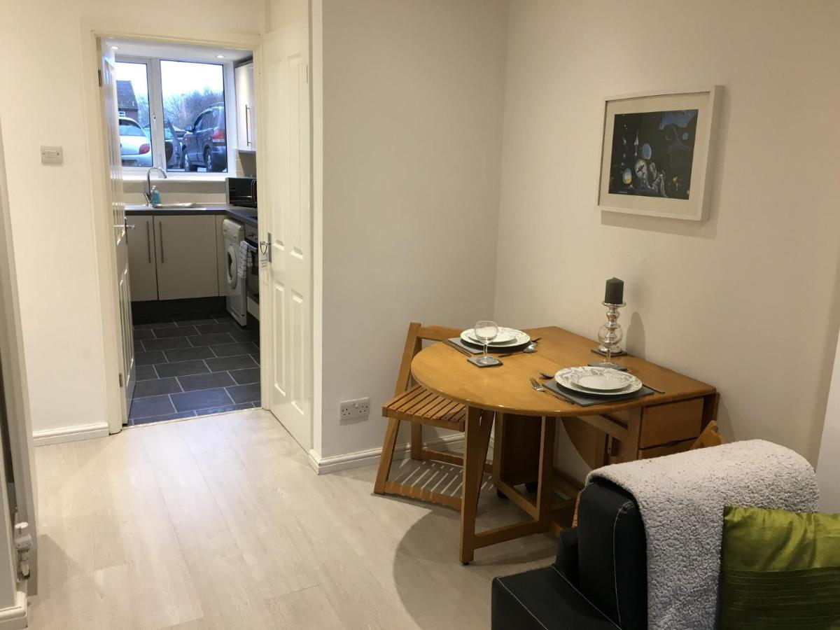 Spacious Ground Floor Studio Flat - Easy Access To Stansted Airport, London And Cambridge Apartment Bishop's Stortford Exterior photo