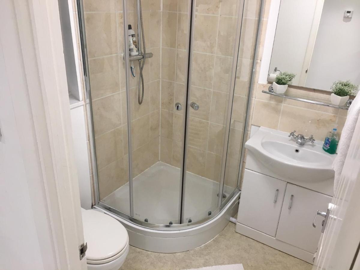 Spacious Ground Floor Studio Flat - Easy Access To Stansted Airport, London And Cambridge Apartment Bishop's Stortford Exterior photo