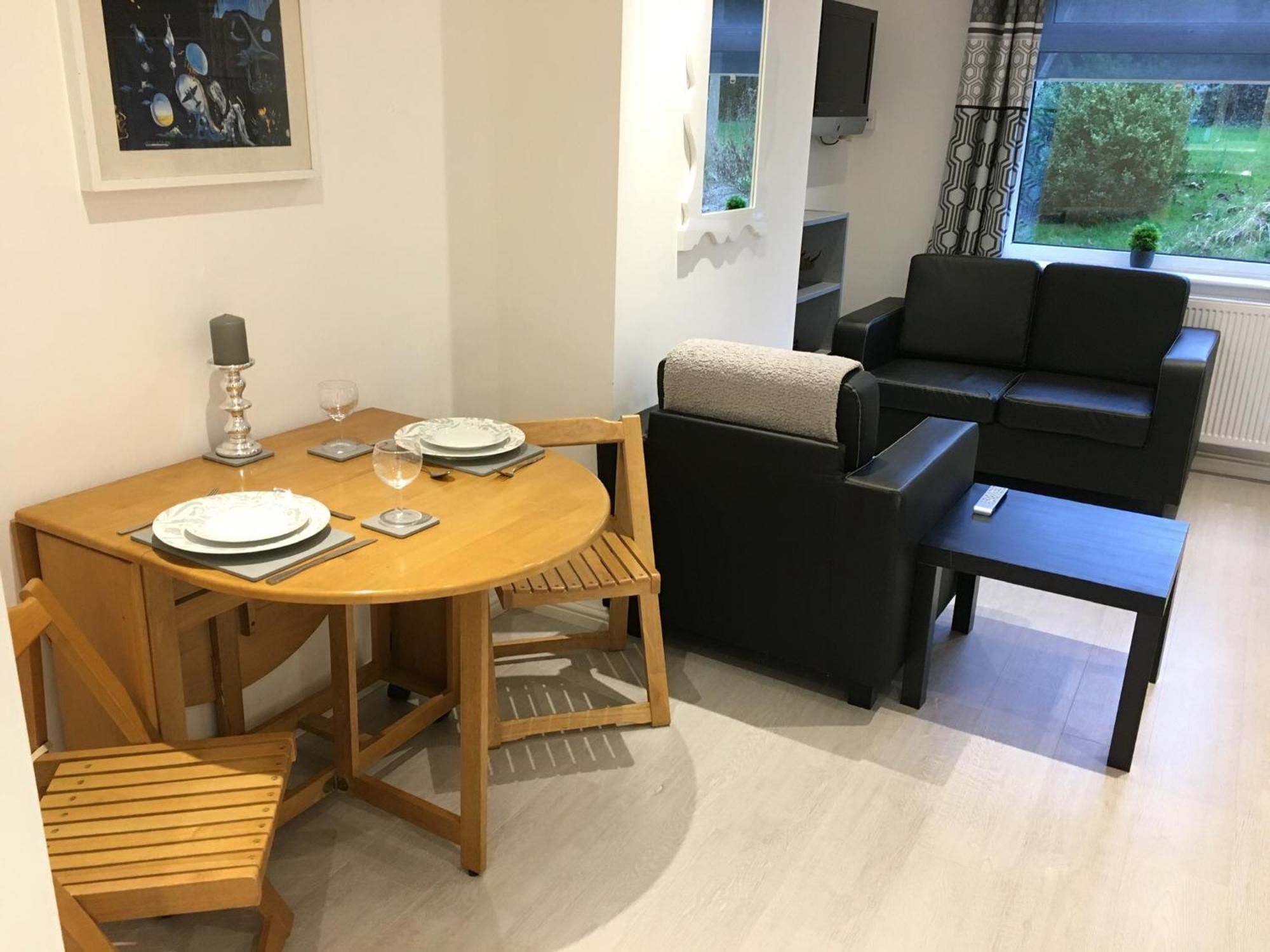 Spacious Ground Floor Studio Flat - Easy Access To Stansted Airport, London And Cambridge Apartment Bishop's Stortford Exterior photo